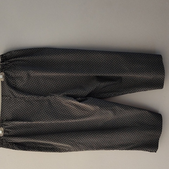 Talbot's Capri Pants Size 18P Zip Front Classic Black & White Geometric Print - Picture 3 of 12